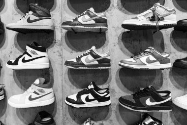Lviv, Ukrayna - 29 Mart 2025: Nike spor ayakkabıları mağazada