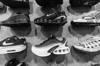 Lviv, Ukrayna - 29 Mart 2025: Nike spor ayakkabıları mağazada