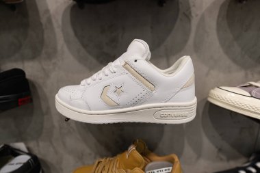 Lviv, Ukrayna - 29 Mart 2025: All Stars Converse spor ayakkabıları mağazada