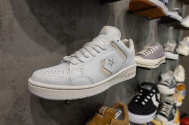 Lviv, Ukrayna - 29 Mart 2025: All Stars Converse spor ayakkabıları mağazada