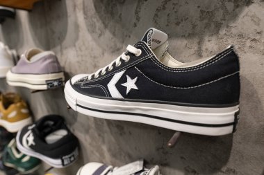 Lviv, Ukrayna - 29 Mart 2025: All Stars Converse spor ayakkabıları mağazada