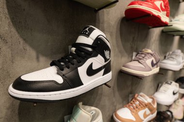 Lviv, Ukrayna - 29 Mart 2025: Nike spor ayakkabıları mağazada