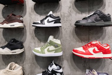 Lviv, Ukrayna - 29 Mart 2025: Nike spor ayakkabıları mağazada