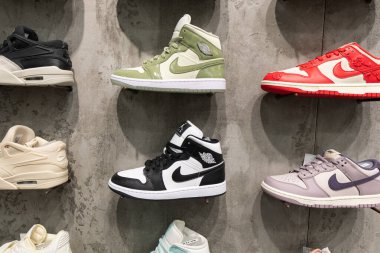 Lviv, Ukrayna - 29 Mart 2025: Nike spor ayakkabıları mağazada