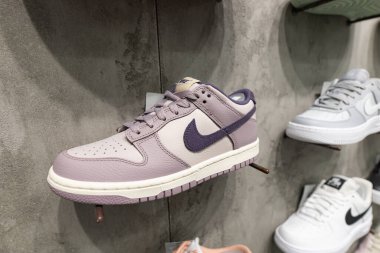 Lviv, Ukrayna - 29 Mart 2025: Nike spor ayakkabıları mağazada