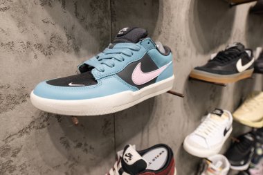 Lviv, Ukrayna - 29 Mart 2025: Nike spor ayakkabıları mağazada