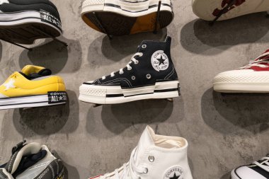Lviv, Ukrayna - 29 Mart 2025: All Stars Converse spor ayakkabıları mağazada