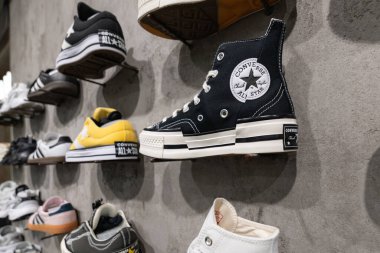 Lviv, Ukrayna - 29 Mart 2025: All Stars Converse spor ayakkabıları mağazada
