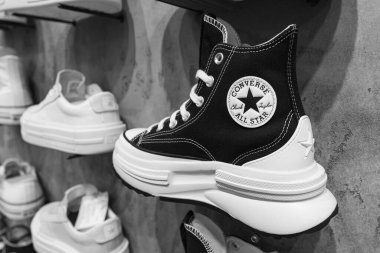 Lviv, Ukrayna - 29 Mart 2025: All Stars Converse spor ayakkabıları mağazada