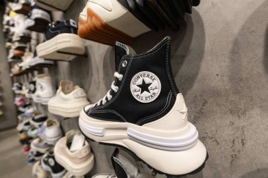 Lviv, Ukrayna - 29 Mart 2025: All Stars Converse spor ayakkabıları mağazada