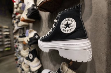 Lviv, Ukrayna - 29 Mart 2025: All Stars Converse spor ayakkabıları mağazada