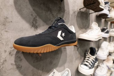 Lviv, Ukrayna - 29 Mart 2025: All Stars Converse spor ayakkabıları mağazada