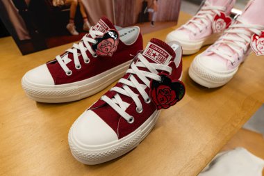 Lviv, Ukrayna - 29 Mart 2025: All Stars Converse spor ayakkabıları mağazada