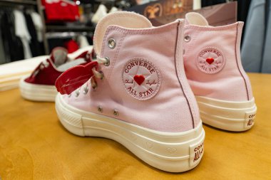 Lviv, Ukrayna - 29 Mart 2025: All Stars Converse spor ayakkabıları mağazada