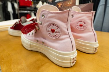 Lviv, Ukrayna - 29 Mart 2025: All Stars Converse spor ayakkabıları mağazada
