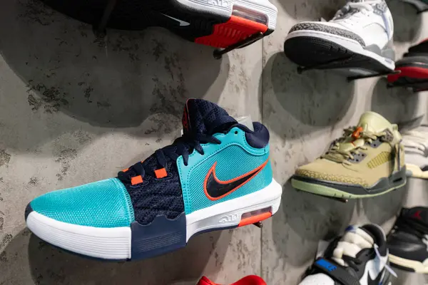 Lviv, Ukrayna - 29 Mart 2025: Nike spor ayakkabıları mağazada