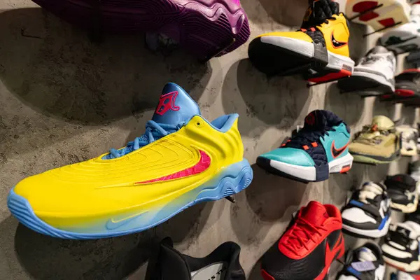 Lviv, Ukrayna - 29 Mart 2025: Nike spor ayakkabıları mağazada