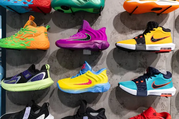 Lviv, Ukrayna - 29 Mart 2025: Nike spor ayakkabıları mağazada