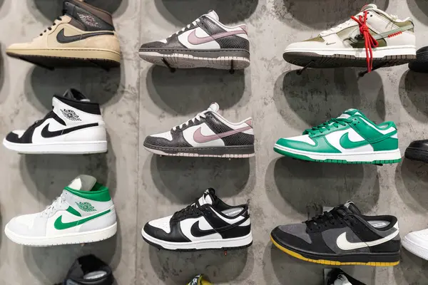 Lviv, Ukrayna - 29 Mart 2025: Nike spor ayakkabıları mağazada