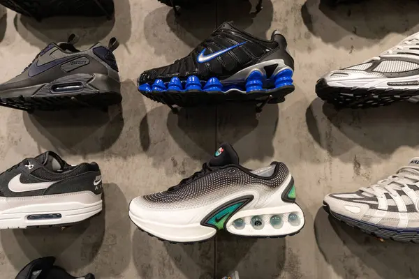 Lviv, Ukrayna - 29 Mart 2025: Nike spor ayakkabıları mağazada