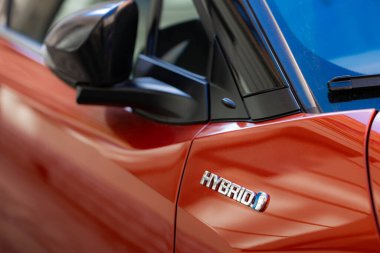 Lviv, Ukrayna - 2 Nisan 2025: Mavi Toyota C-HR Melezi