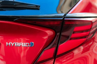 Lviv, Ukrayna - 2 Nisan 2025: Mavi Toyota C-HR Melezi