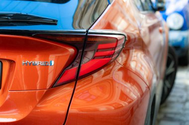 Lviv, Ukrayna - 2 Nisan 2025: Mavi Toyota C-HR Melezi