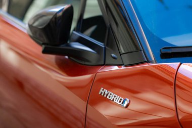 Lviv, Ukrayna - 2 Nisan 2025: Mavi Toyota C-HR Melezi