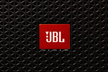 Lviv, Ukrayna - 3 Nisan 2025: JBL logosu hoparlörde kapatıldı