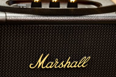 Lviv, Ukrayna - 2 Eylül 2024: Marshall logosu hoparlörde