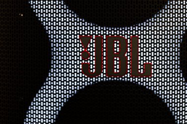 Lviv, Ukrayna - 3 Nisan 2025: JBL logosu hoparlörde kapatıldı