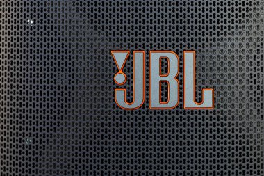 Lviv, Ukrayna - 3 Nisan 2025: JBL logosu hoparlörde kapatıldı