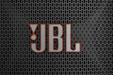 Lviv, Ukrayna - 3 Nisan 2025: JBL logosu hoparlörde kapatıldı