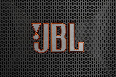 Lviv, Ukrayna - 3 Nisan 2025: JBL logosu hoparlörde kapatıldı