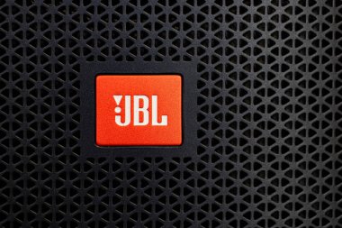 Lviv, Ukrayna - 3 Nisan 2025: JBL logosu hoparlörde kapatıldı
