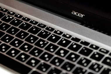 Lviv, Ukrayna - 3 Nisan 2025: Dizüstü bilgisayardaki Acer logosunun kapatılması