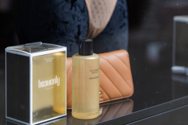 Lviv, Ukrayna - 3 Nisan 2025: Victoria 's Secret Heavenly eau de parfum in strore window