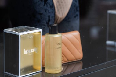 Lviv, Ukrayna - 3 Nisan 2025: Victoria 's Secret Heavenly eau de parfum in strore window