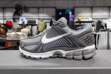 Lviv, Ukrayna - 16 Nisan 2025: Nike spor ayakkabıları mağazada