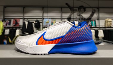 Lviv, Ukrayna - 16 Nisan 2025: Nike spor ayakkabıları mağazada