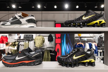 Lviv, Ukrayna - 16 Nisan 2025: Nike spor ayakkabıları mağazada