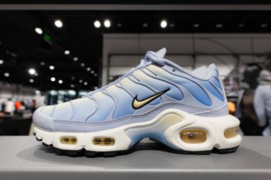 Lviv, Ukrayna - 16 Nisan 2025: Nike spor ayakkabıları mağazada