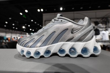Lviv, Ukrayna - 16 Nisan 2025: Nike spor ayakkabıları mağazada