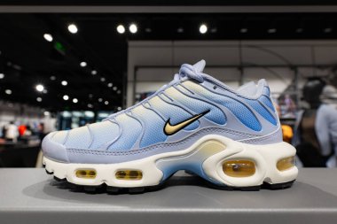 Lviv, Ukrayna - 16 Nisan 2025: Nike spor ayakkabıları mağazada
