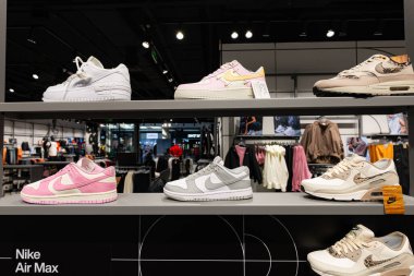 Lviv, Ukrayna - 16 Nisan 2025: Nike spor ayakkabıları mağazada