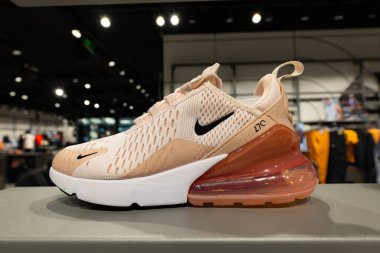 Lviv, Ukrayna - 16 Nisan 2025: Nike spor ayakkabıları mağazada
