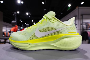 Lviv, Ukrayna - 16 Nisan 2025: Nike spor ayakkabıları mağazada