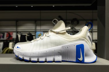 Lviv, Ukrayna - 16 Nisan 2025: Nike spor ayakkabıları mağazada
