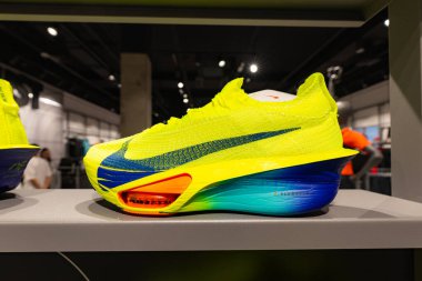 Lviv, Ukrayna - 16 Nisan 2025: Nike spor ayakkabıları mağazada