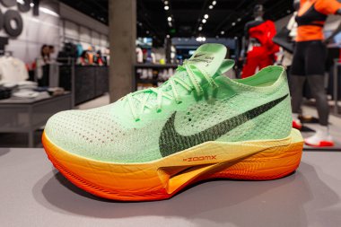 Lviv, Ukrayna - 16 Nisan 2025: Nike spor ayakkabıları mağazada